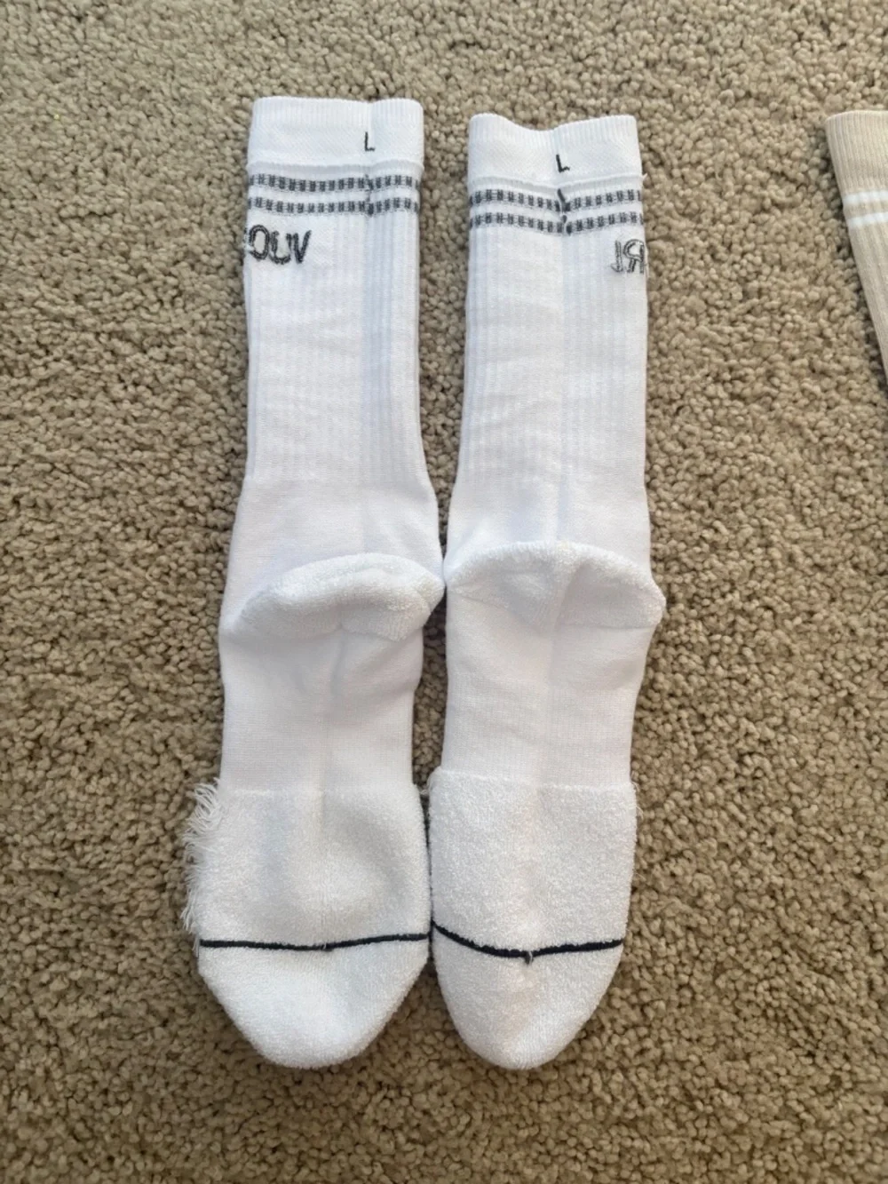 Vuori Crew two pairs Socks Salt Heather/White Size Large NWOT
